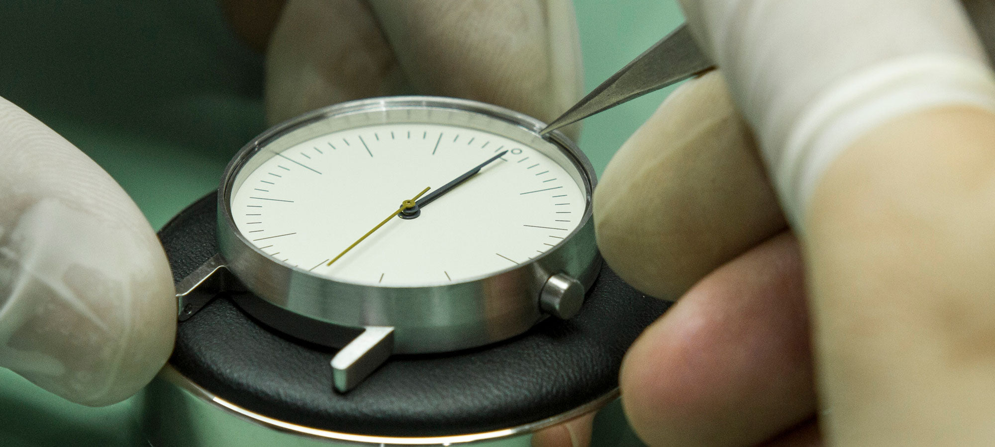 How does a quartz watch work?